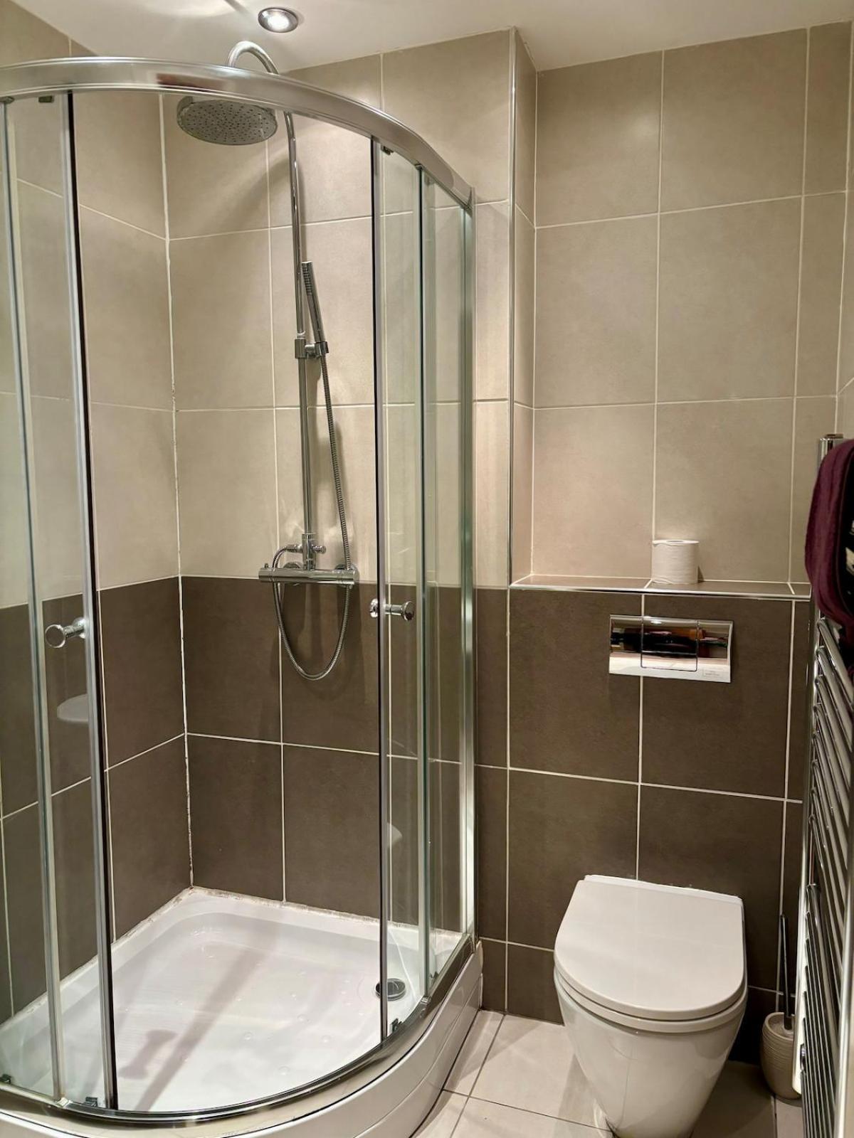 2 Bed, 2 Bath Apartment In Roundhay Leeds  Exterior photo