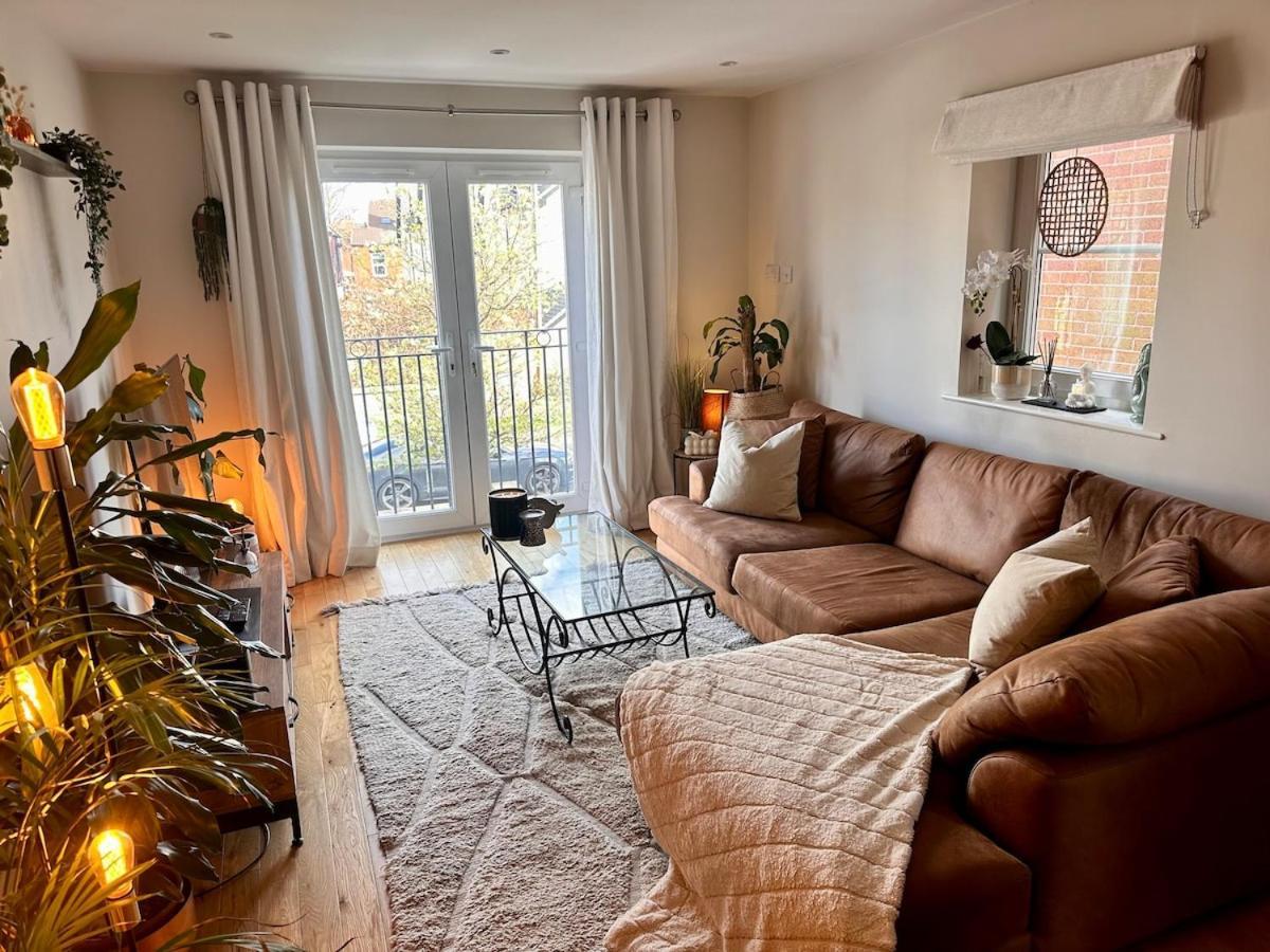 2 Bed, 2 Bath Apartment In Roundhay Leeds  Exterior photo